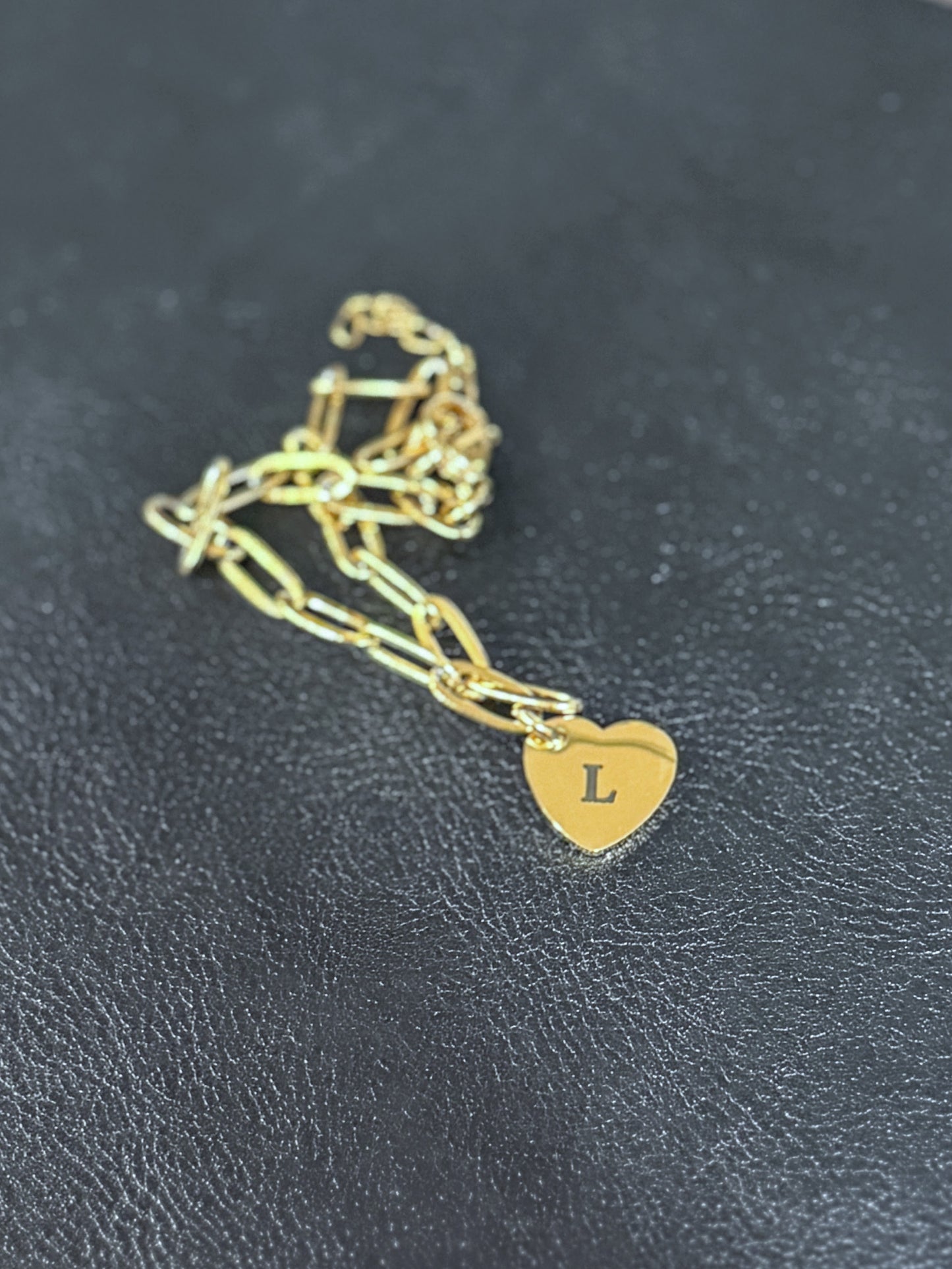 Mini heart paperclip-chain bracelet with engraved initial — detail