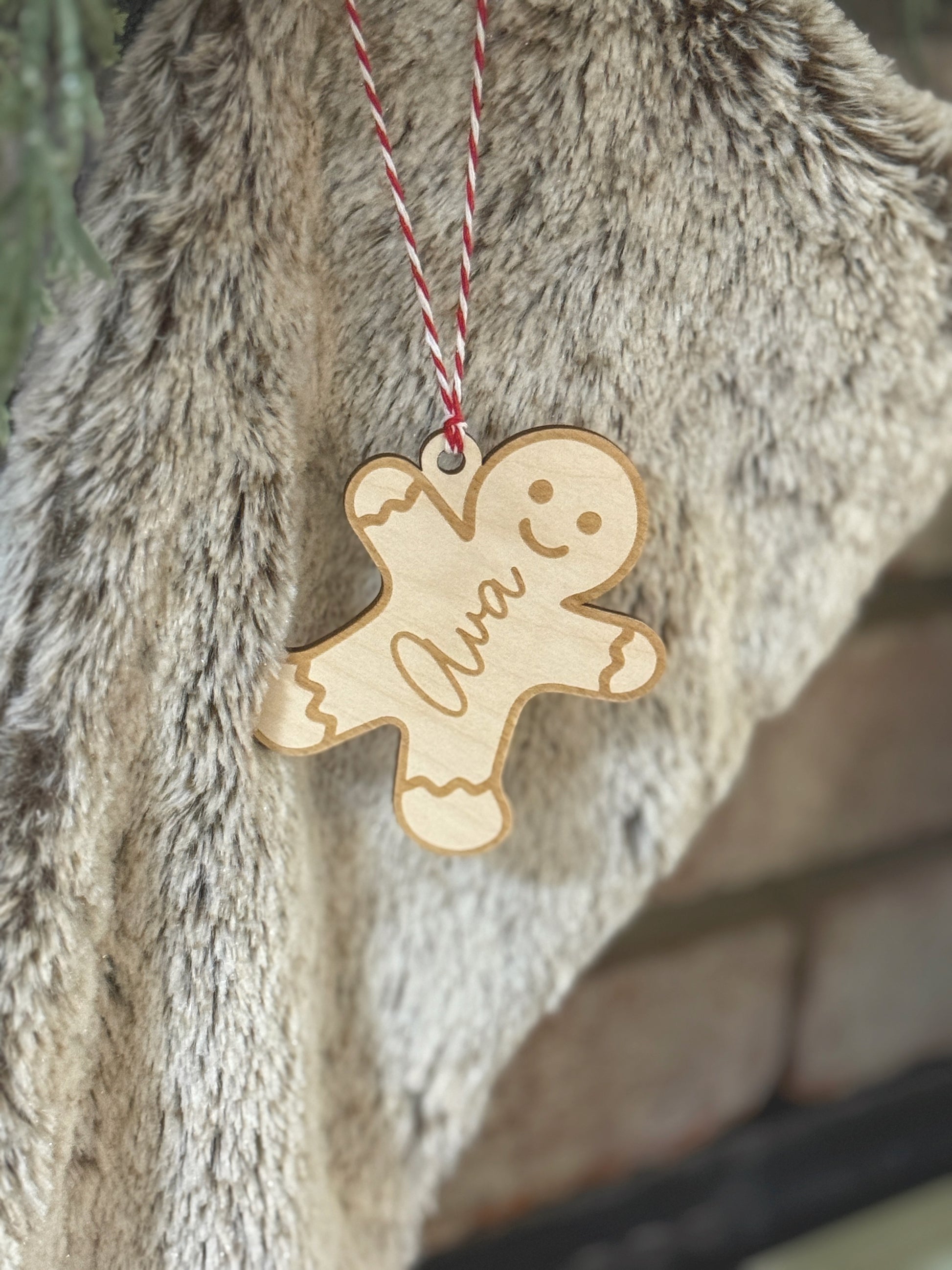 Gingerbread shape gift tag with engraved name