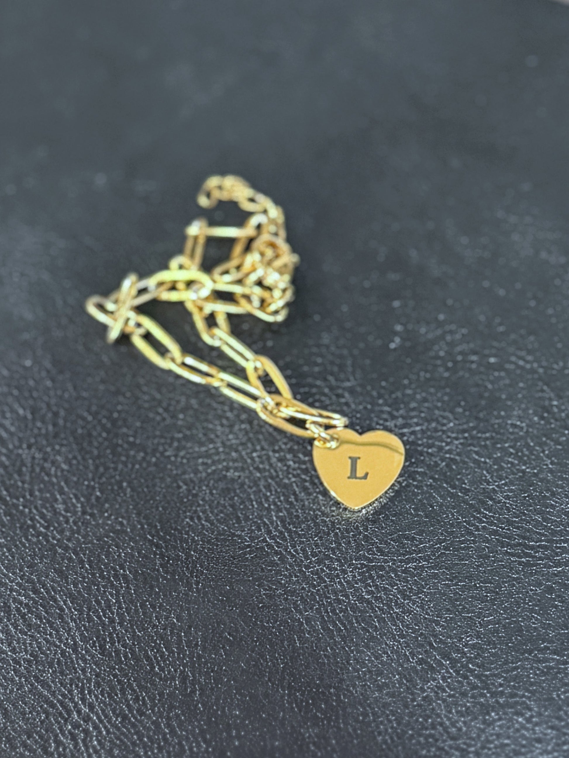 Mini heart paperclip-chain bracelet with engraved initial — detail